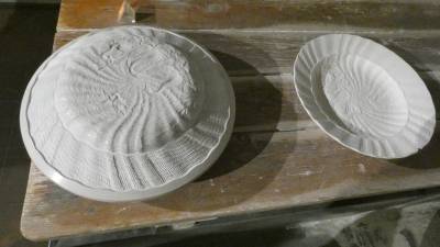 Selb, Negativform und fertiger Porzellanteller
