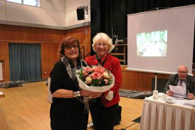 Erika Pfreundschuh gratuliert Ihrer Nachfolgerin Claudia Korenke