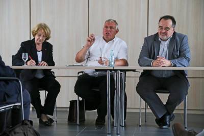 Karl-Josef Laumann, Bevollmchtigter der Bundesregierung fr Patienten und Pflege sprach am 7. August 2014 in Frankfurt. Neben ihm: Stadtrtin Erika Pfreundschuh, Vorsitzender der Frankfurter Senioren-Union, und PD Dr. Matthias Zimmer MdB, Vorsitzender der CDA der CDU Hessen